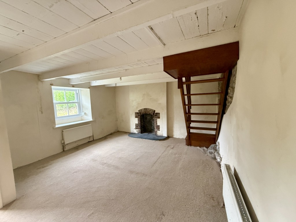 Lot: 182 - SEMI-DETACHED COTTAGE FOR UPDATING - Further photo of living room